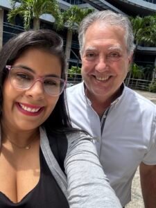 Alejandra Hernández junto al Dr. Jorge Orillac, gastroenterólogo en Panamá