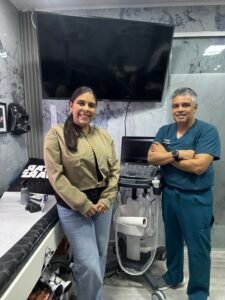 Alejandra Hernández junto al Dr. Orlando Álvarez en su consultorio en Panamá