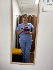 Alejandra Hernández durante una producción de contenido para un cliente médico