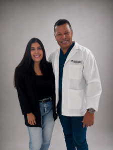Alejandra Hernández junto al Dr. Miguel Olivardía, oftalmólogo en Panamá