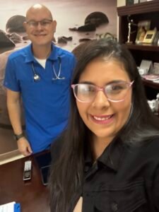Alejandra Hernández junto al Dr. Jaime Castro, ginecólogo en Panamá